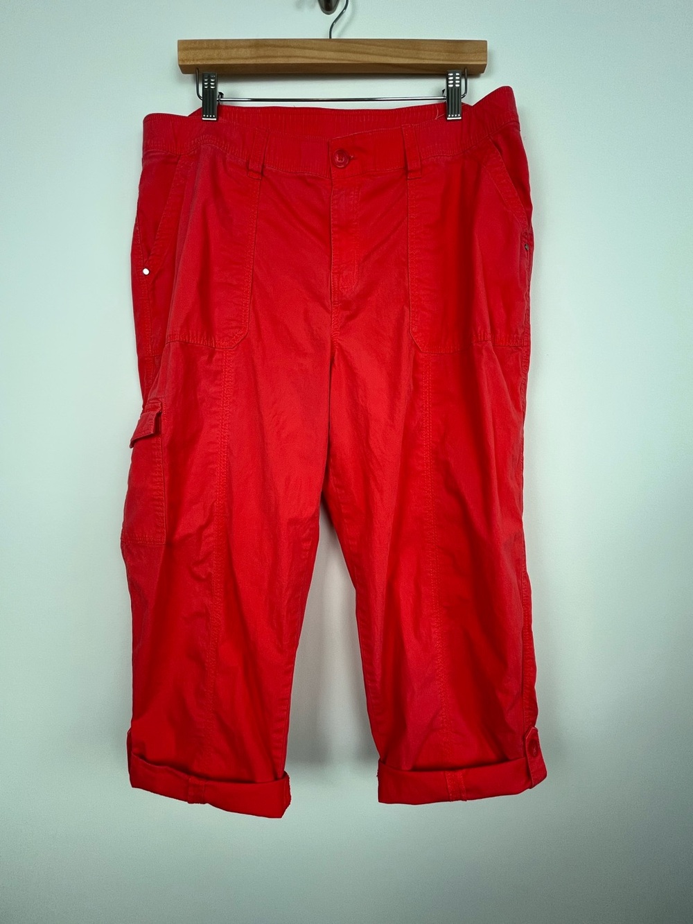 Chico’s coral cotton spandex convertible cargo style capri pants, size 16.